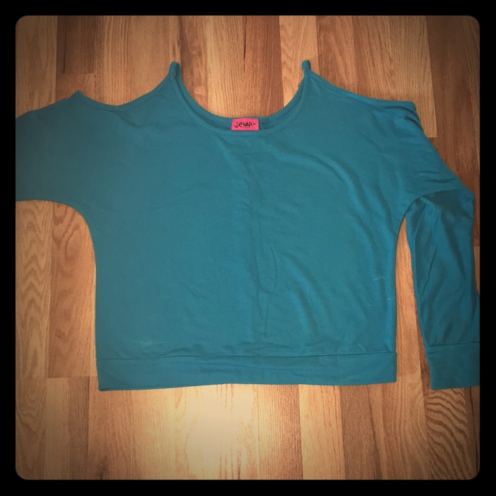 Blue shoulder revealing top